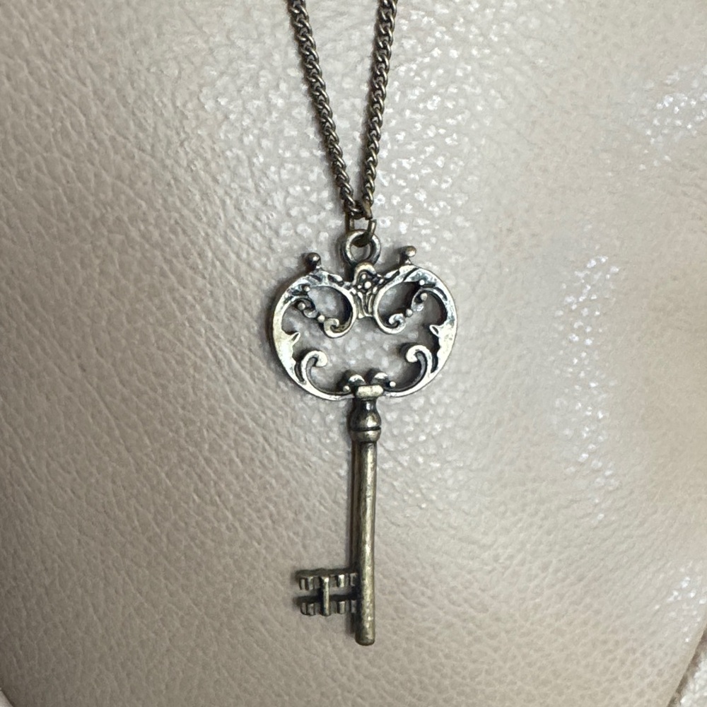 Vintage Antique Ornate Skeleton Style Key Pendant Necklace - Picture 2 of 2